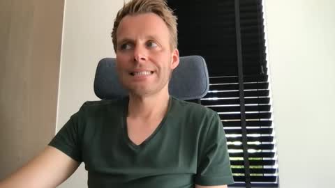 Snapshot of max_straight_1 chatting on September 12, 11:43 am Max take off clothes online show from September 12, 11:43 am