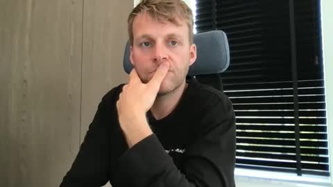 Snapshot of max_straight_1 chatting on October 13, 8:47 am Max take off clothes online show from October 13, 8:47 am