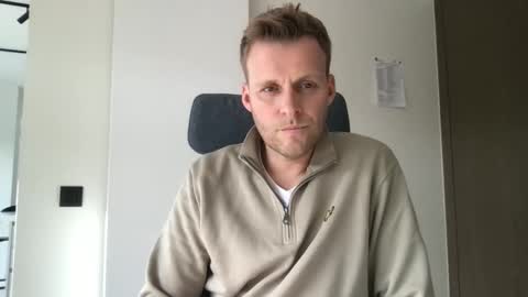 Snapshot of max_straight_1 chatting on November 15, 12:02 pm Max take off clothes online show from November 15, 12:02 pm