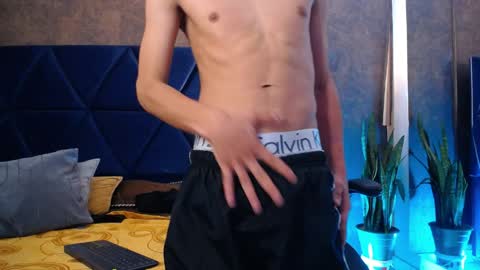 Snapshot of max_valentino chatting on April 1, 5:52 am MAX--- online show from April 1, 5:52 am