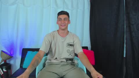 Snapshot of max_wild01 chatting on January 24, 8:23 am MAX online show from January 24, 8:23 am