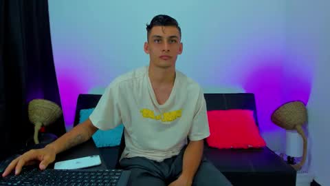 Snapshot of max_wild01 chatting on October 8, 5:32 pm MAX online show from October 8, 5:32 pm