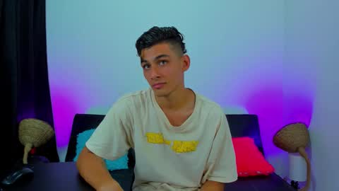 Snapshot of max_wild01 chatting on October 9, 5:38 am MAX online show from October 9, 5:38 am