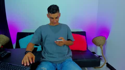 Snapshot of max_wild01 chatting on October 22, 5:30 am MAX online show from October 22, 5:30 am