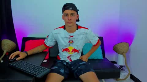 Snapshot of max_wild01 chatting on October 27, 2:59 am MAX online show from October 27, 2:59 am