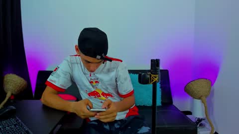 Snapshot of max_wild01 chatting on October 27, 6:23 pm MAX online show from October 27, 6:23 pm