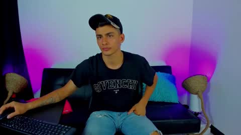 Snapshot of max_wild01 chatting on October 31, 1:28 am MAX online show from October 31, 1:28 am