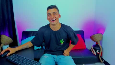 Snapshot of max_wild01 chatting on November 17, 8:20 am MAX online show from November 17, 8:20 am