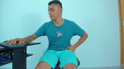 Snapshot of max_wild01 chatting on May 9, 9:31 pm MAX online show from May 9, 9:31 pm