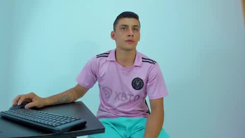 Snapshot of max_wild01 chatting on May 17, 1:14 am MAX online show from May 17, 1:14 am