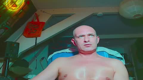 Snapshot of maxhardcore77 chatting on November 7, 12:32 am maxhardcore77 online show from November 7, 12:32 am