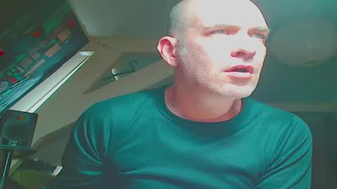 Snapshot of maxhardcore77 chatting on December 1, 9:03 am maxhardcore77 online show from December 1, 9:03 am