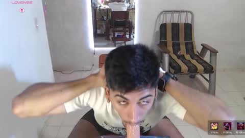 Snapshot of maxi_dick33 chatting on December 15, 12:04 am maxi dick online show from December 15, 12:04 am