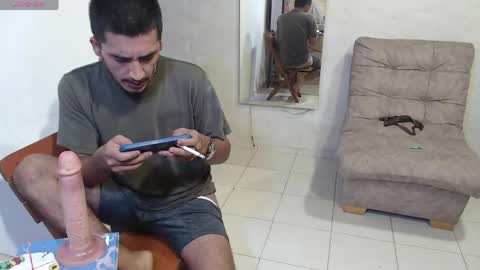 Snapshot of maxi_dick33 chatting on May 7, 9:58 am maxi dick online show from May 7, 9:58 am