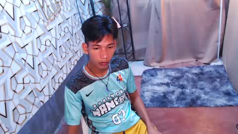 Snapshot of maxiebunny99 chatting on February 8, 3:41 am Reyn online show from February 8, 3:41 am