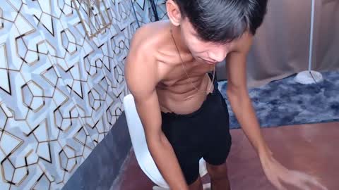 Snapshot of maxiebunny99 chatting on February 12, 10:14 am Reyn online show from February 12, 10:14 am