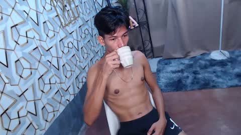 Snapshot of maxiebunny99 chatting on February 13, 11:58 pm Reyn online show from February 13, 11:58 pm