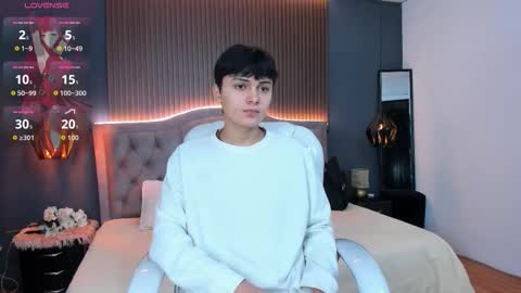 Snapshot of maxii18_ chatting on October 24, 12:01 pm -- -- online show from October 24, 12:01 pm