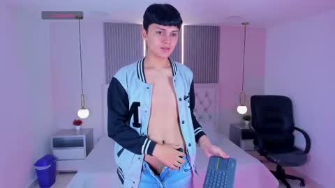 Snapshot of maxii18_ chatting on December 13, 7:53 pm -- -- online show from December 13, 7:53 pm