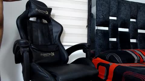 Snapshot of maximo_sebastian chatting on December 14, 9:30 pm Maximo Sebastian online show from December 14, 9:30 pm