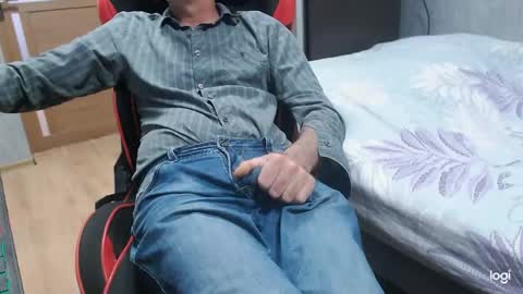 Snapshot of maximus3334 chatting on May 25, 10:43 am maximus3334 online show from May 25, 10:43 am