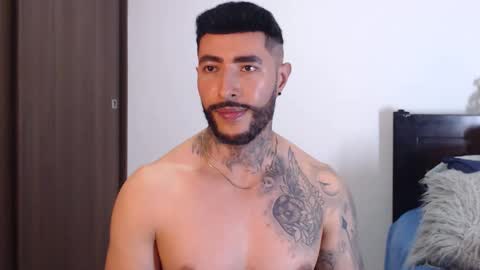 Independent Model online show from December 25, 9:02 am