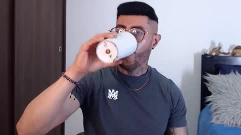 Independent Model online show from December 30, 7:15 am