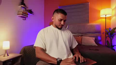Snapshot of maximusclark chatting on June 13, 2:31 am Maximus Clark online show from June 13, 2:31 am