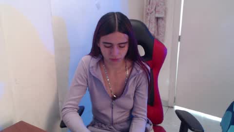 Snapshot of maxinesex_ chatting on June 17, 3:02 pm maxinesex_ online show from June 17, 3:02 pm