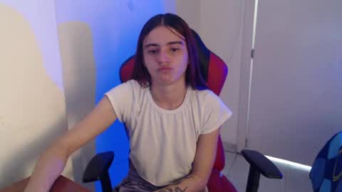 Snapshot of maxinesex_ chatting on June 22, 2:03 pm maxinesex_ online show from June 22, 2:03 pm