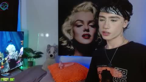 Snapshot of maxiy_001 chatting on November 20, 7:19 am Max online show from November 20, 7:19 am