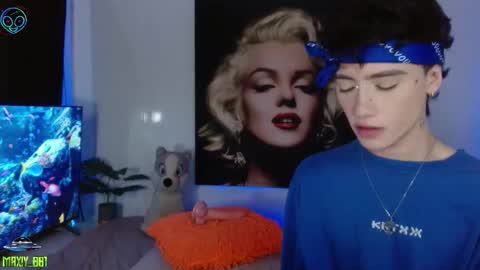 Snapshot of maxiy_001 chatting on November 25, 3:01 pm Max online show from November 25, 3:01 pm