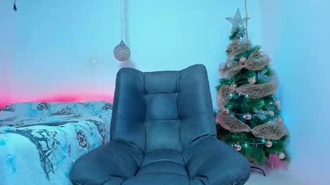 Snapshot of maxowens_oficial chatting on December 9, 9:48 pm MAX online show from December 9, 9:48 pm