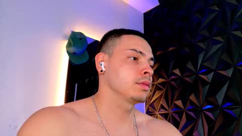 Snapshot of maxwell_dupont chatting on November 17, 12:05 am MAX online show from November 17, 12:05 am