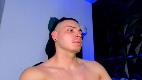 Snapshot of maxwell_dupont chatting on November 19, 12:21 am MAX online show from November 19, 12:21 am