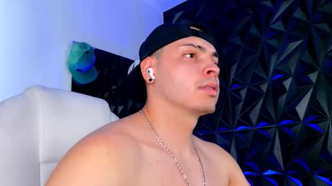 Snapshot of maxwell_dupont chatting on November 26, 6:31 pm MAX online show from November 26, 6:31 pm