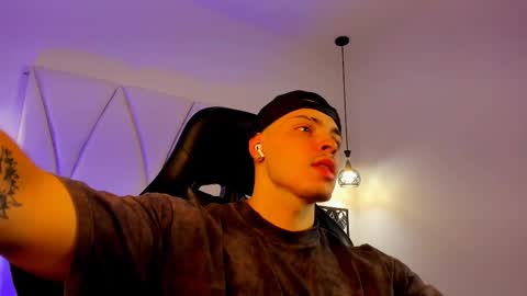 Snapshot of maxwell_dupont chatting on December 1, 7:30 pm MAX online show from December 1, 7:30 pm