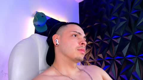 Snapshot of maxwell_dupont chatting on December 2, 9:32 pm MAX online show from December 2, 9:32 pm