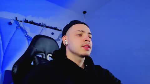 Snapshot of maxwell_dupont chatting on December 3, 12:03 pm MAX online show from December 3, 12:03 pm