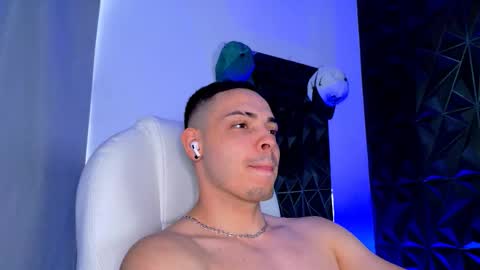 Snapshot of maxwell_dupont chatting on December 15, 7:18 pm MAX online show from December 15, 7:18 pm