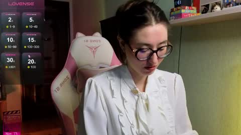 Snapshot of may_may_moon chatting on May 29, 10:35 am may_may_moon online show from May 29, 10:35 am