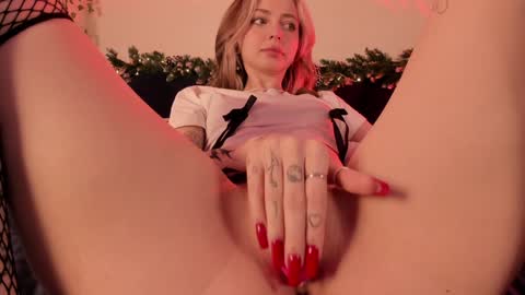 Snapshot of may_meowww chatting on December 10, 10:38 am May online show from December 10, 10:38 am