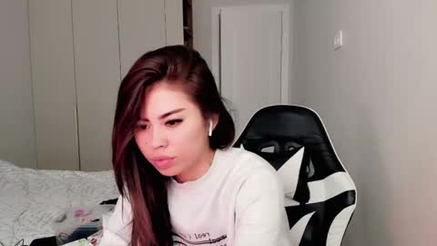 Mia online show from March 5, 7:26 am