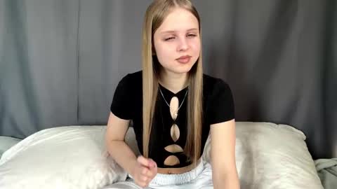 Snapshot of mayababycouplee chatting on March 28, 6:02 am Luna Mira online show from March 28, 6:02 am