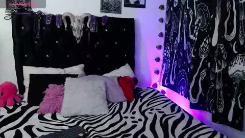 Snapshot of mayaredd chatting on October 10, 3:38 am mayaredd online show from October 10, 3:38 am