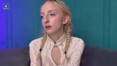 Snapshot of mayasnoww chatting on October 31, 6:47 am Maya online show from October 31, 6:47 am