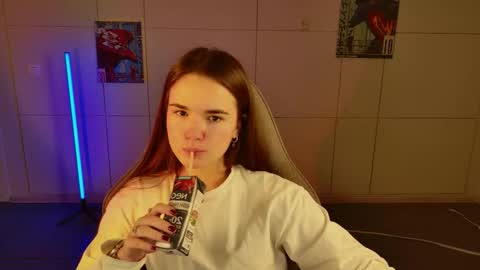 maybloom_ online show from November 11, 9:20 am