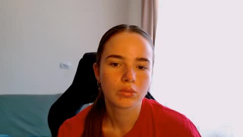 Snapshot of maybloom_ chatting on June 6, 9:03 am maybloom_ online show from June 6, 9:03 am