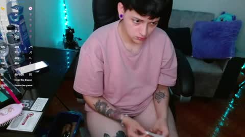 Snapshot of maylyy_kan chatting on May 2, 5:40 pm Mayle kan online show from May 2, 5:40 pm