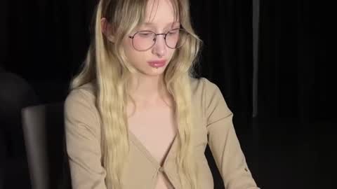 Snapshot of mayvi_cold chatting on June 23, 7:23 pm mayvi_cold online show from June 23, 7:23 pm